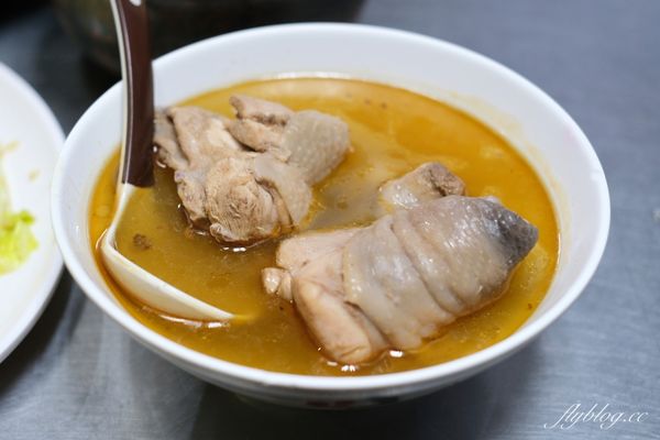 ▲▼大鍋炒的台中麻油雞，冬天一到天天客滿，路邊排隊也甘之如飴。（圖／部落客飛天璇提供）