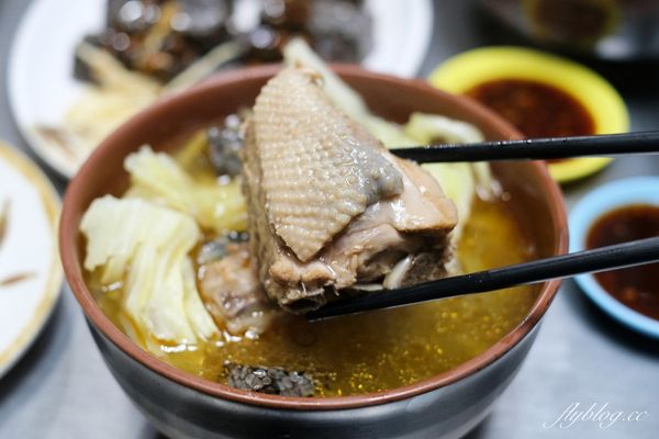 ▲▼大鍋炒的台中麻油雞，冬天一到天天客滿，路邊排隊也甘之如飴。（圖／部落客飛天璇提供）