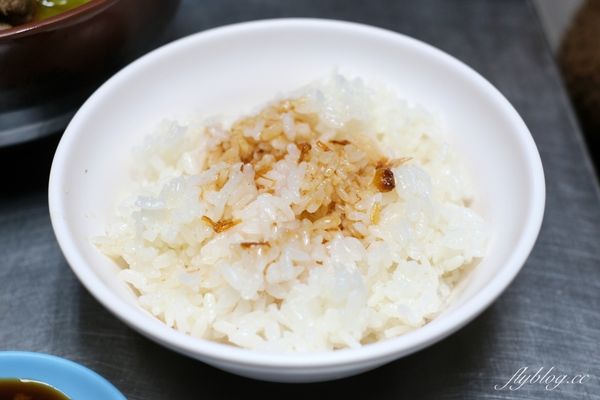 ▲▼大鍋炒的台中麻油雞，冬天一到天天客滿，路邊排隊也甘之如飴。（圖／部落客飛天璇提供）