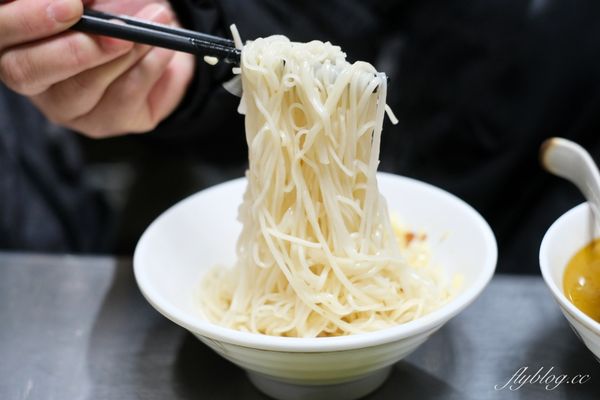▲▼大鍋炒的台中麻油雞，冬天一到天天客滿，路邊排隊也甘之如飴。（圖／部落客飛天璇提供）