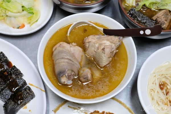 ▲▼大鍋炒的台中麻油雞，冬天一到天天客滿，路邊排隊也甘之如飴。（圖／部落客飛天璇提供）