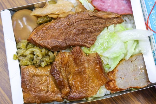 ▲▼尤記商義福隆月台便當，70年福隆車站便當推薦。（圖／部落客陳小可提供）