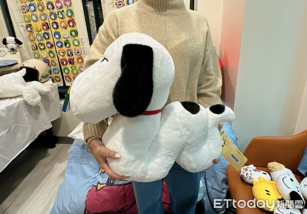 ▲▼7-ELEVEN元旦首檔集點活動推出「SNOOPY 75周年」系列周邊，開發居家擺飾、寵物用品、3C周邊、生活家電、出遊包袋等，超過50款商品。（圖／記者林育綾攝）