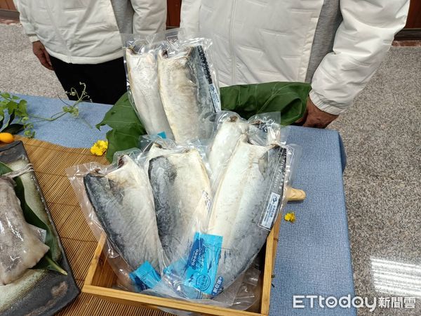 ▲▼蘇澳區漁會的春節海鮮禮盒「蛇麼都鯖采、鱻宴海鮮禮盒」，CP值高、限量2,000盒要買要快。（圖／記者游芳男攝，下同）