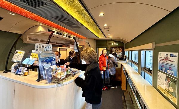 ▲▼搭乘日本天地號開啟山陰假期！觀光列車上吃美食、抽籤超有趣。（圖／小虎食夢網提供）