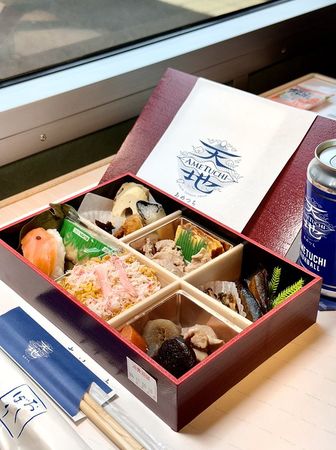 ▲▼搭乘日本天地號開啟山陰假期！觀光列車上吃美食、抽籤超有趣。（圖／小虎食夢網提供）