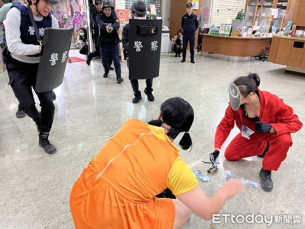 ▲彰化員林警分局搭配魷魚遊戲太吸睛。（圖／記者唐詠絮翻攝）