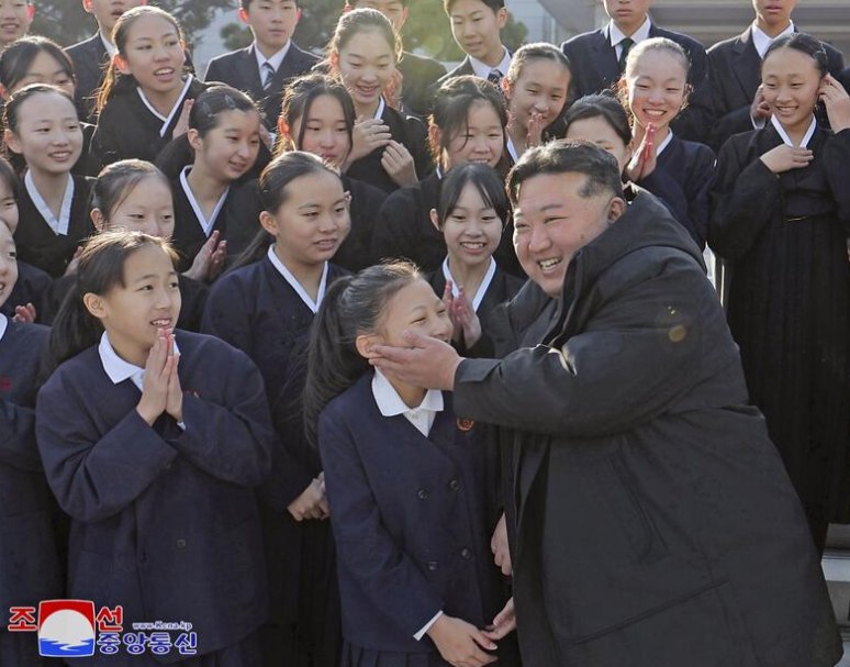 ▲▼金正恩熊抱女童。（圖／朝中社）