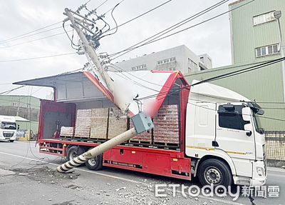 貨車忘關鷗翼門「1秒斬斷電桿」整條街噴火花　自小客加速狂逃