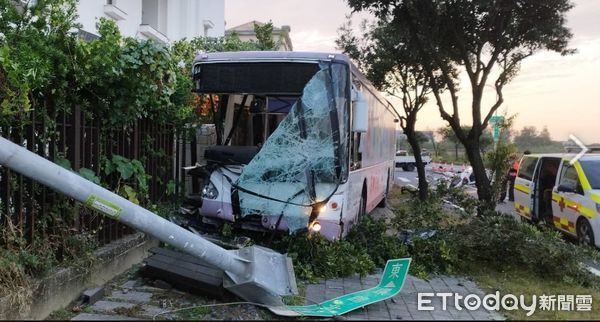 ▲台南市安南區環館北路與環舘三路路口，3日下午驚傳公車與小貨車擦撞車禍，並導致公車失控追撞路旁民宅圍欄，造成5人受傷送醫。（圖／記者林東良翻攝，下同）