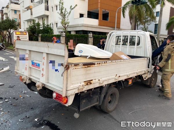 ▲台南市安南區環館北路與環舘三路路口，3日下午驚傳公車與小貨車擦撞車禍，並導致公車失控追撞路旁民宅圍欄，造成5人受傷送醫。（圖／記者林東良翻攝，下同）