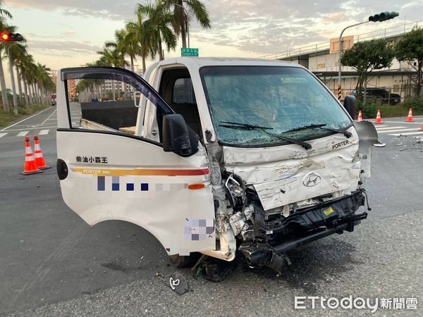 ▲台南市安南區環館北路與環舘三路路口，3日下午驚傳公車與小貨車擦撞車禍，並導致公車失控追撞路旁民宅圍欄，造成5人受傷送醫。（圖／記者林東良翻攝，下同）