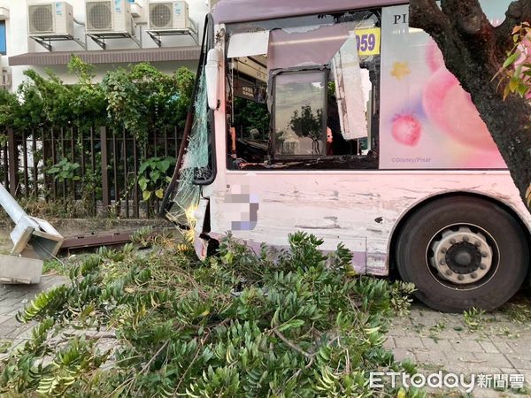 ▲台南市安南區環館北路與環舘三路路口，3日下午驚傳公車與小貨車擦撞車禍，並導致公車失控追撞路旁民宅圍欄，造成5人受傷送醫。（圖／記者林東良翻攝，下同）