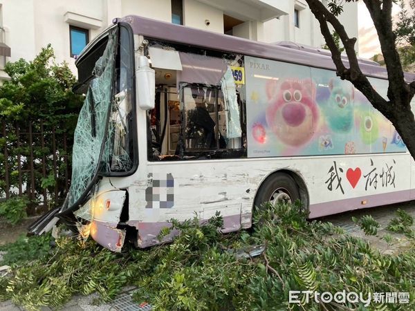 ▲台南市安南區環館北路與環舘三路路口，3日下午驚傳公車與小貨車擦撞車禍，並導致公車失控追撞路旁民宅圍欄，造成5人受傷送醫。（圖／記者林東良翻攝，下同）