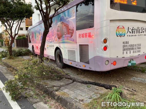 ▲台南市安南區環館北路與環舘三路路口，3日下午驚傳公車與小貨車擦撞車禍，並導致公車失控追撞路旁民宅圍欄，造成5人受傷送醫。（圖／記者林東良翻攝，下同）