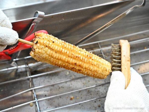 ▲▼六種口味任選，一中商圈必吃人氣烤玉米推薦。（圖／部落客糖糖提供）
