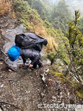 ▲▼黃女因高山症發作，被隊友獨留在卑南主峰，搜救隊員今上午將其吊掛下山。（圖／記者楊漢聲翻攝）