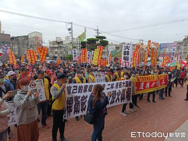 ▲反火葬場自救會齊聚二林圖書館要求縣府撤案。（圖／記者唐詠絮攝）