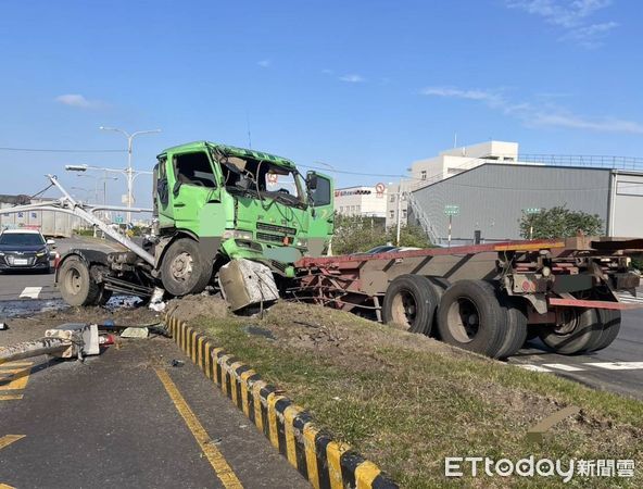 ▲▼曳引車為閃避停等紅燈車子，自撞號誌桿，車頭還180度向後轉。（圖／民眾提供，下同）