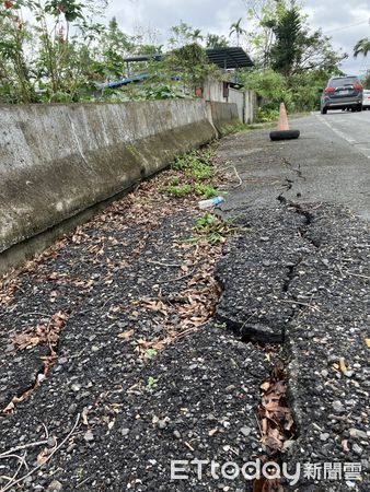 ▲▼縣長徐榛蔚全程採「騎乘自行車」的方式測試道路平整性，聽取在地鄉親的聲音與意見。（圖／花蓮縣政府提供，下同）