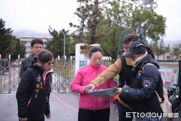 ▲▼縣長徐榛蔚全程採「騎乘自行車」的方式測試道路平整性，聽取在地鄉親的聲音與意見。（圖／花蓮縣政府提供，下同）