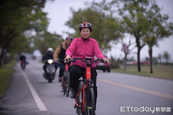 ▲▼縣長徐榛蔚全程採「騎乘自行車」的方式測試道路平整性，聽取在地鄉親的聲音與意見。（圖／花蓮縣政府提供，下同）