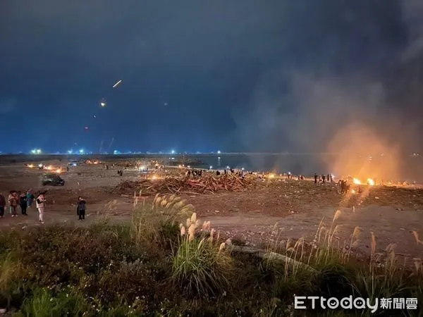 ▲▼民眾燃燒漂流木取暖，在花蓮南濱與北濱公園點燃約40處火點。（圖／花蓮縣政府提供，下同