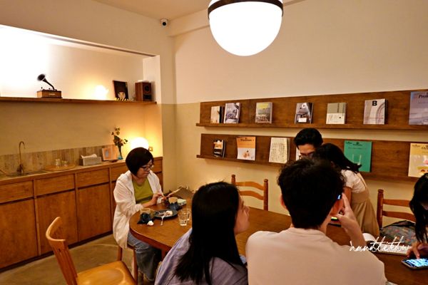 ▲▼寬敞優雅貓咪出沒療癒咖啡廳，濃郁栗子布丁好特別，還有各種周邊商品。（圖／部落客水晶提供）