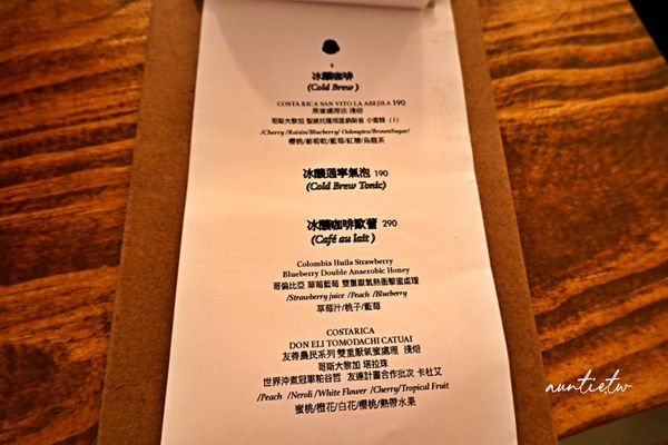 ▲▼寬敞優雅貓咪出沒療癒咖啡廳，濃郁栗子布丁好特別，還有各種周邊商品。（圖／部落客水晶提供）