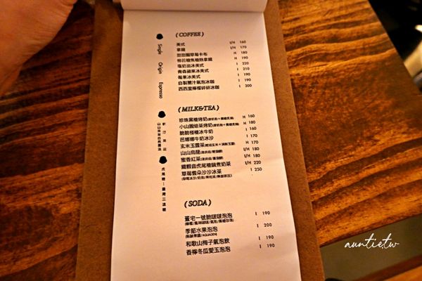 ▲▼寬敞優雅貓咪出沒療癒咖啡廳，濃郁栗子布丁好特別，還有各種周邊商品。（圖／部落客水晶提供）