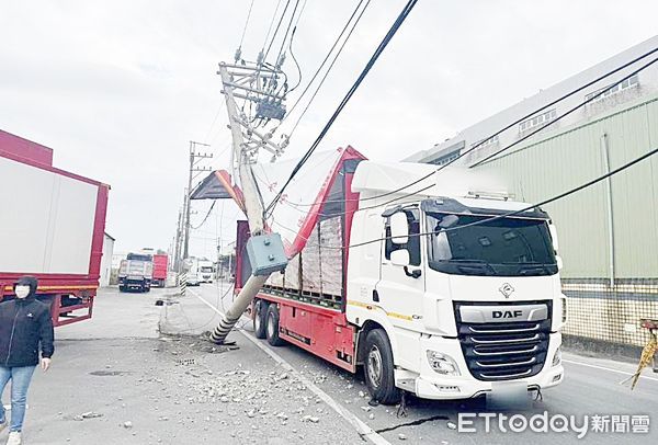 ▲一輛大貨車昨天下午行經桃園市蘆竹區海湖北路時，疑似忘關鷗翼門導致撞斷台電電線桿，瞬間造成整排電線斷落。（圖／記者沈繼昌翻攝）