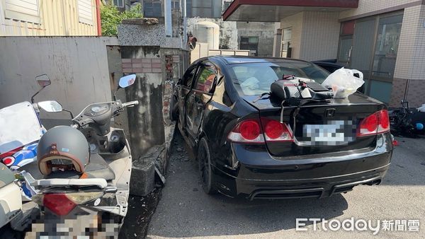 ▲▼             嘉義轎車撞破麥當勞圍牆。（圖／記者翁伊森翻攝，下同）