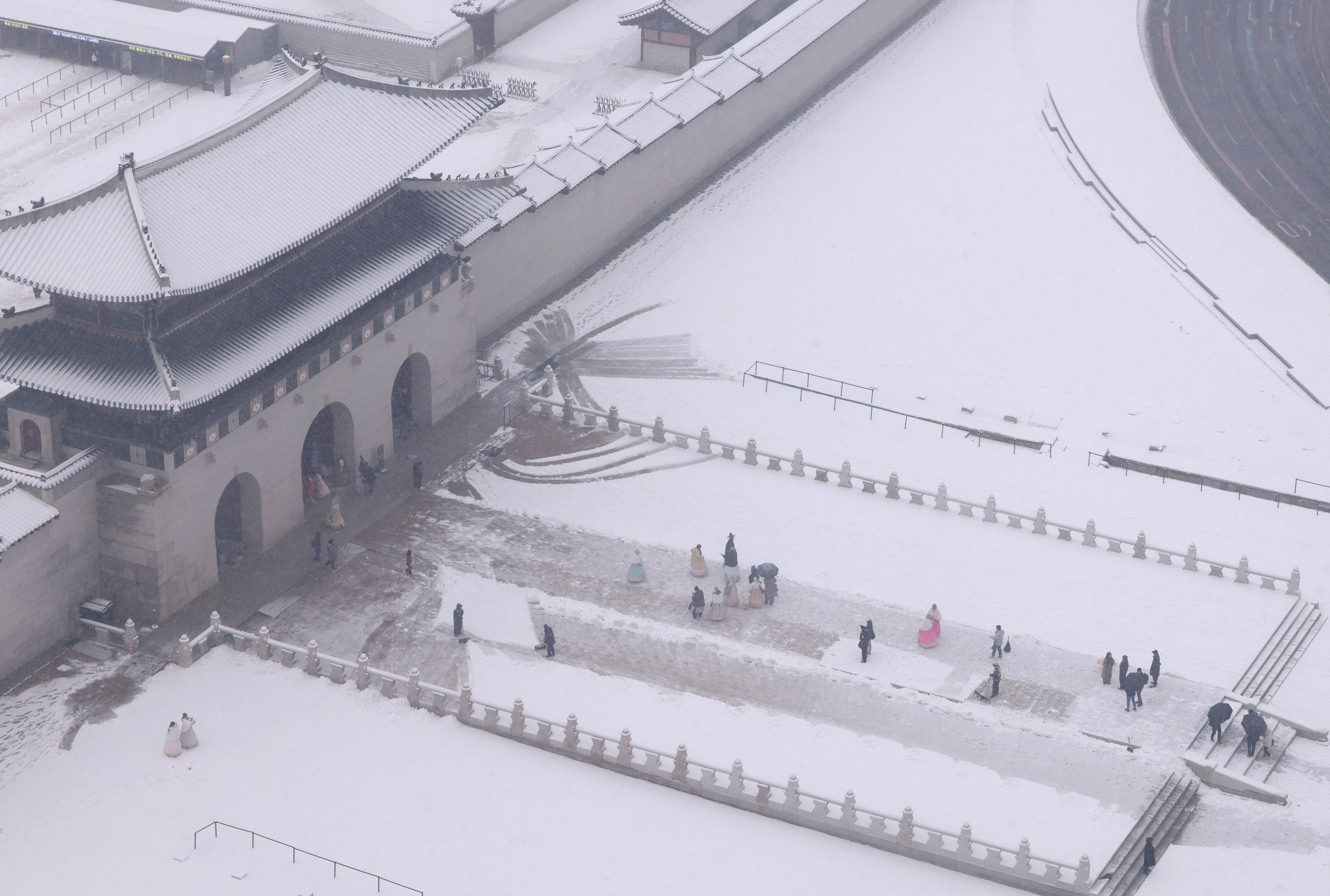 ▲▼南韓首爾光化門5日上午已經開始積雪。（圖／達志影像／newscom）