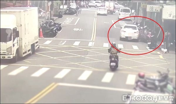 ▲李男開車行經板橋國光路，分心撿手機導致撞上路旁8輛機車。（圖／記者陸運陞翻攝）