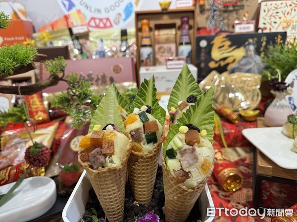 ▲「雲林好禮年節上場」展售活動，有來自古坑、北港、西螺鎮農會、烏雞郎、樂古農園、月光下友善農場、農聯福利中心等農漁團體展售外，謝淑亞副縣長更與金牌主廚陳宗佑共同示範創意年菜。（圖／記者王悉宇攝）