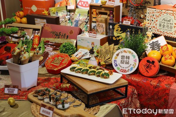 ▲「雲林好禮年節上場」展售活動，有來自古坑、北港、西螺鎮農會、烏雞郎、樂古農園、月光下友善農場、農聯福利中心等農漁團體展售外，謝淑亞副縣長更與金牌主廚陳宗佑共同示範創意年菜。（圖／記者王悉宇攝）