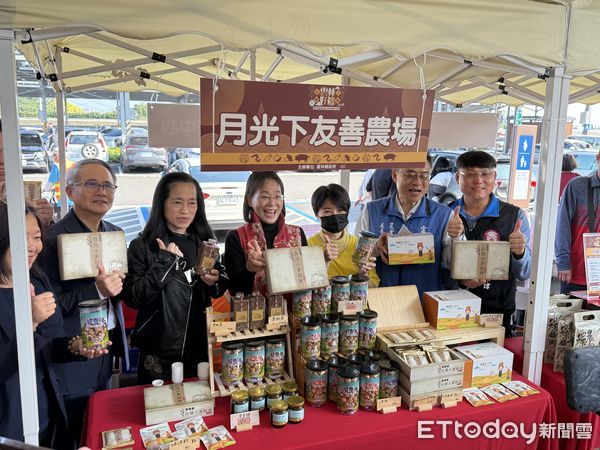 ▲「雲林好禮年節上場」展售活動，有來自古坑、北港、西螺鎮農會、烏雞郎、樂古農園、月光下友善農場、農聯福利中心等農漁團體展售外，謝淑亞副縣長更與金牌主廚陳宗佑共同示範創意年菜。（圖／記者王悉宇攝）