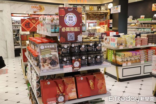 ▲「雲林好禮年節上場」展售活動，有來自古坑、北港、西螺鎮農會、烏雞郎、樂古農園、月光下友善農場、農聯福利中心等農漁團體展售外，謝淑亞副縣長更與金牌主廚陳宗佑共同示範創意年菜。（圖／記者王悉宇攝）