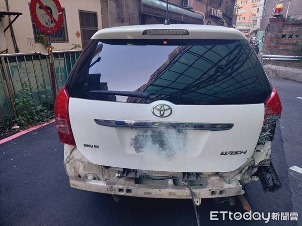 ▲陳姓女子駕車時，因撿拾水瓶不慎失控連撞多部汽機車。（圖／桃園警分局提供、下同）