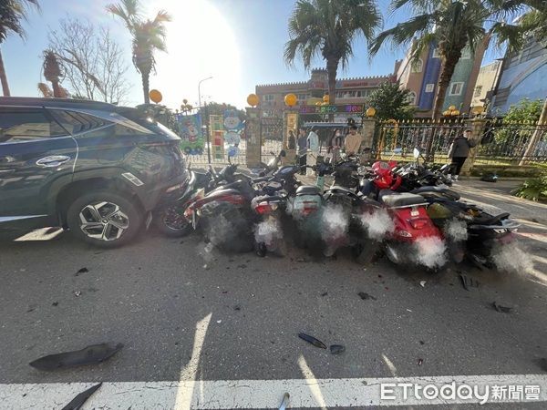 ▲陳姓女子駕車時，因撿拾水瓶不慎失控連撞多部汽機車。（圖／桃園警分局提供、下同）