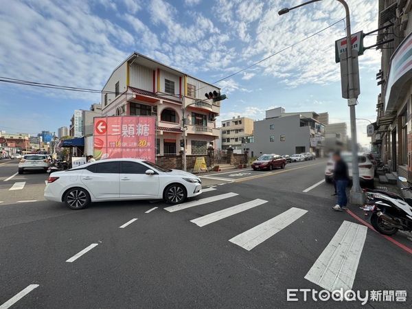 ▲▼ 苗栗頭份市文化街與八德二路口，今（5）日早上8時許發生自小客車與行人交通事故 。（圖／記者楊永盛翻攝）