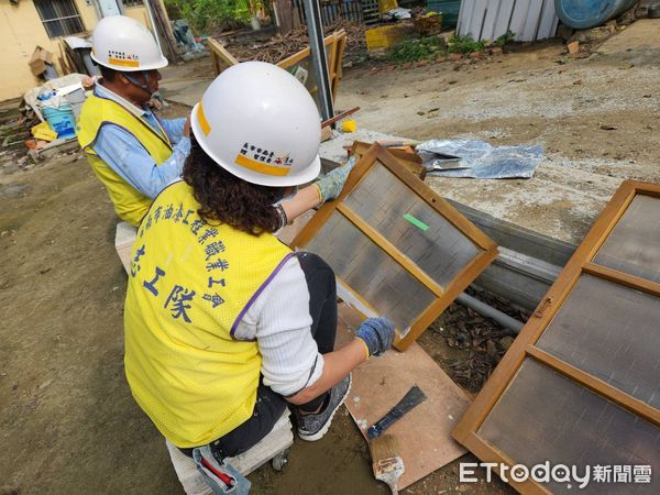 ▲台南市勞工局秉持市長黃偉哲「希望家園」的政策腳步前行，做工行善團志工力拼於農曆春節前完工，讓市民能盡早返家安居過好年。（圖／記者林東良翻攝，下同）