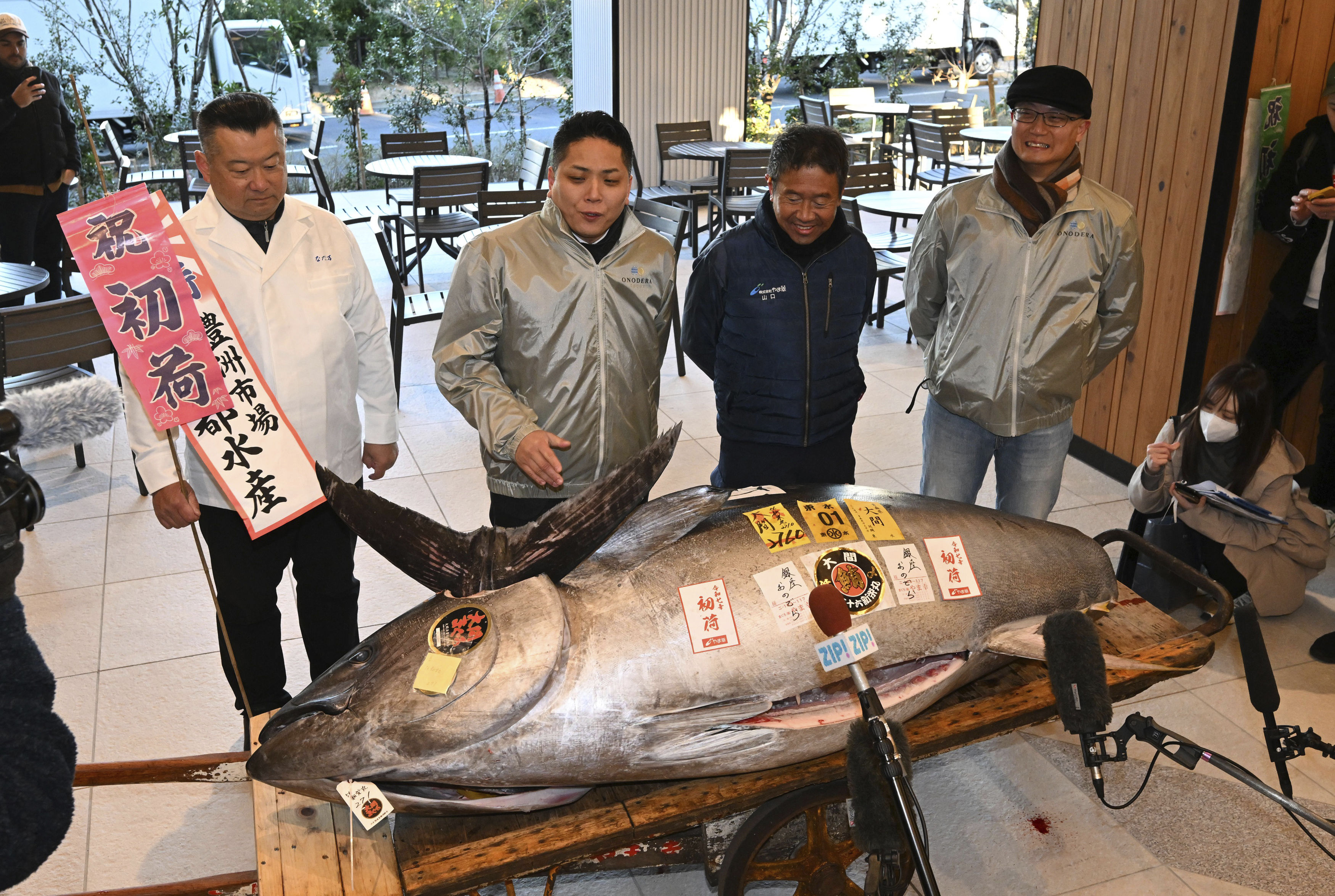 ▲▼ 日本東京豐洲市場5日舉行新年首度拍賣，拍出今年最高價的黑鮪魚來自青森縣大間港，重量約276公斤，最終以2億700萬日圓結標。（圖／達志影像／美聯社）