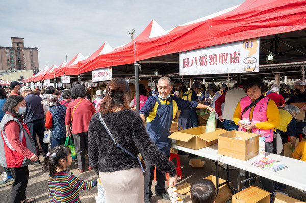 ▲佛光山桃園講堂寒冬送暖臘八粥結緣。（圖／市府提供）