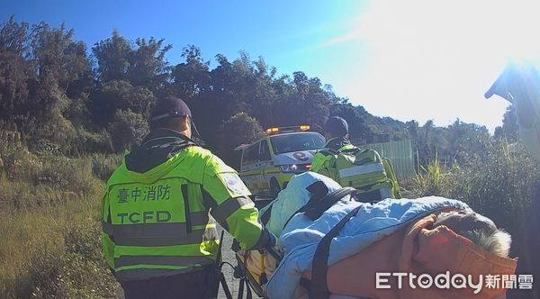 ▲▼阿北莫名裸身倒臥偏僻溪水邊　警消通力合作將人救出。（圖／記者許權毅翻攝）