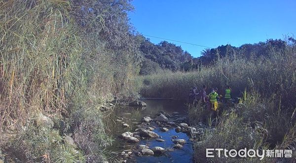 ▲▼阿北莫名裸身倒臥偏僻溪水邊　警消通力合作將人救出。（圖／記者許權毅翻攝）