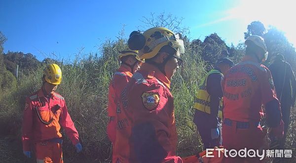 ▲▼阿北莫名裸身倒臥偏僻溪水邊　警消通力合作將人救出。（圖／記者許權毅翻攝）