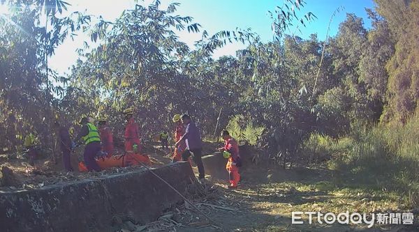 ▲▼阿北莫名裸身倒臥偏僻溪水邊　警消通力合作將人救出。（圖／記者許權毅翻攝）