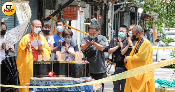 輪胎行大火釀成親仁里陳家至親8死悲劇，倖存的陳爸爸向本刊直言，原本以為好不容易買到輪胎行土地所有權可以安心居住，卻因此成為不肖人士覬覦的都更肥羊，更間接釀成家中人倫悲劇。（圖／CTWANT攝影組）