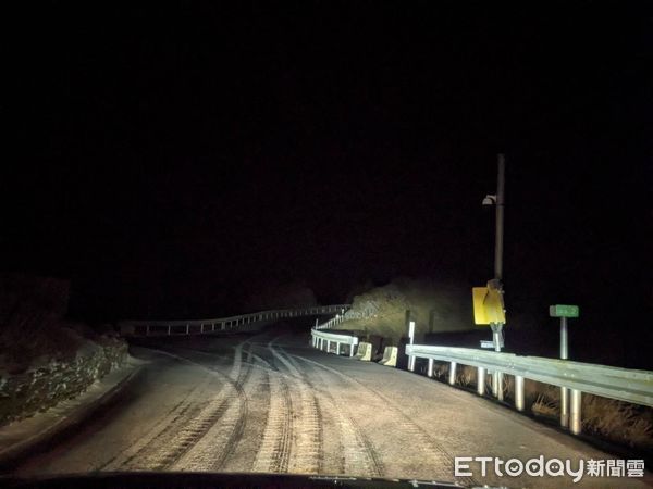 ▲▼昆陽至小風口部分路面仍結冰未融，限加掛雪鏈通行。（圖／公路局提供，下同）